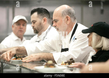 Yountville, CA, Stati Uniti d'America. 4 Novembre, 2015. Un gruppo di cuochi Yountville guidato da Bob Hurley di Hurley's Restaurant & Bar, secondo da destra, servita fino l'undicesima edizione del celebrity chef veterani giorno pranzo presso la casa dei veterani della California a Yountville mercoledì. © Napa Valley Register/ZUMA filo/Alamy Live News Foto Stock