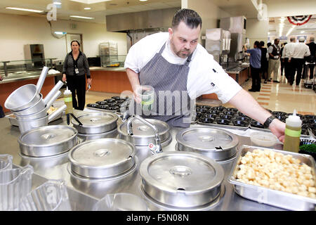 Yountville, CA, Stati Uniti d'America. 4 Novembre, 2015. Patrick Engelmeier, sous chef a Brix, prepara la zuppa stazione presso l'undicesima edizione del celebrity chef veterani giorno pranzo presso la casa dei veterani della California a Yountville mercoledì. © Napa Valley Register/ZUMA filo/Alamy Live News Foto Stock