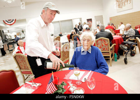 Yountville, CA, Stati Uniti d'America. 4 Novembre, 2015. Città Yountville manager Steve Rogers versa per i veterani Home della California a Yountville resident Fred Avilez alla undicesima edizione del celebrity chef veterani giorno pranzo presso la casa dei veterani della California a Yountville mercoledì. © Napa Valley Register/ZUMA filo/Alamy Live News Foto Stock