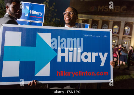 Rock Hill, South Carolina, Stati Uniti d'America, 6 Nov, 2015. I sostenitori del candidato presidenziale democratico Hillary Rodham Clinton rally al di fuori della Byrnes Auditorium dove il primo nel Sud candidati Forum si terrà a Winthrop University Novembre 6, 2015 in Rock Hill, Carolina del Sud. Foto Stock