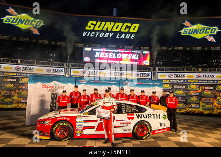 Ft. Vale la pena, TX, Stati Uniti d'America. 6 Nov, 2015. Ft. Vale la pena, TX - Nov 06, 2015: la NASCAR Sprint Cup Series team di Brad Keselowski (2) conquista la pole in Wurth Ford per la AAA Texas 500 al Texas Motor Speedway in Ft. Vale la pena, TX. Credito: csm/Alamy Live News Foto Stock