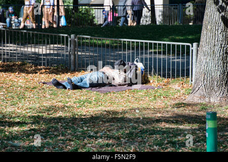 Dormire nel parco di Monaco di Baviera, Germania Foto Stock