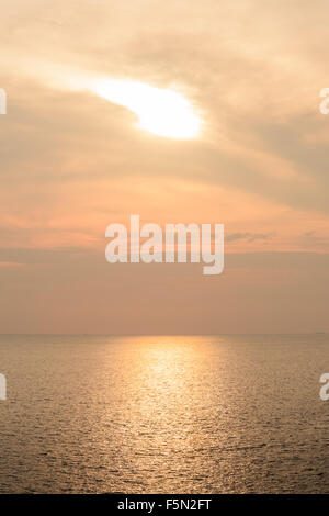 Bella serata sky luce arancione fritto bagliore dorato sul mare. Foto Stock