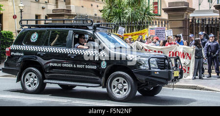 Sydney Australia - 28 Ottobre 2015: Polizia di ordine pubblico e di squadra antisommossa veicolo 4wd visto la guida passato una protesta Foto Stock