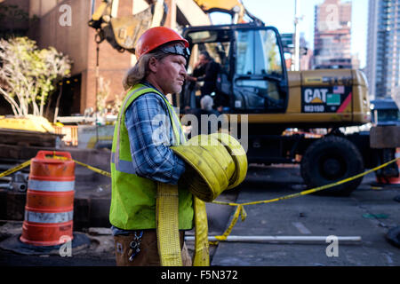 La città di New York, New York, Stati Uniti d'America. Ottobre 29, 2015: lavoratore edile passeggiate con le apparecchiature. Foto Stock