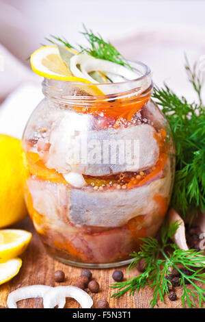 Pesce marinato con spezie in un vasetto di vetro Foto Stock