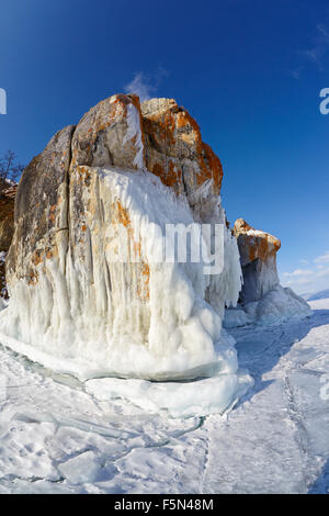 Rocce ricoperte da licheni su inverno siberiano lago Baikail Foto Stock