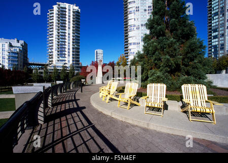 Yaletown, Vancouver, BC, British Columbia, Canada - George Wainborn Park e il grattacielo edifici condominiali Foto Stock