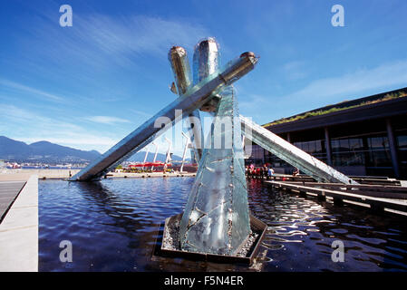 Calderone olimpico a Jack Poole Plaza, Vancouver, BC, British Columbia, Canada - Eredità dalle Olimpiadi Invernali 2010 Foto Stock