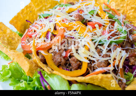 Tacos su un piatto di portata con tortillas shot con luce naturale - cibo messicano Foto Stock