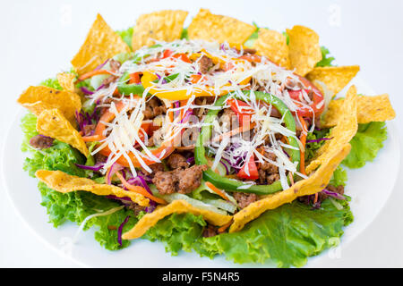 Tacos su un piatto di portata con tortillas shot con luce naturale - cibo messicano Foto Stock