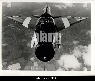 1962 - Bug supersonico Head-on air shot dell'inglese Electric P.11 Lightning biposto trainer su Hampshire, Inghilterra, dà l'apparenza di un bug. Ha detto di aver volato a circa due volte la velocità del suono, il trainer versione di Gran Bretagna il più veloce di tutti meteo-jet fighter è in ordine per la Royal Air Force. Esso sarà consegnato con la fornitura di un completo sistema di arma in modo che esso può essere utilizzato anche come un velivolo. Parte del sistema di arma, due firestreak missili guidati sono mostrati su entrambi i lati della fusoliera. (Credito Immagine: © Keystone Pictures USA/ZUMAPRESS.com) Foto Stock