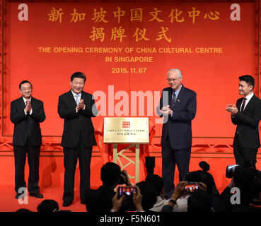 Singapore. 7 Nov, 2015. Il presidente cinese Xi Jinping (2 L) e da Singapore emerito Senior Minister Goh Chok Tong (seconda R) inaugurano la Cina centro culturale di Singapore, nov. 7, 2015. Credito: Li Xueren/Xinhua/Alamy Live News Foto Stock