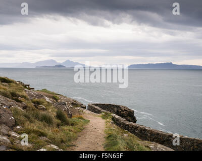 A Ardnamurchan punto, la più occidentale terreno sul territorio continentale del Regno Unito, con l'isola di Eigg , Rum e molto in background Foto Stock