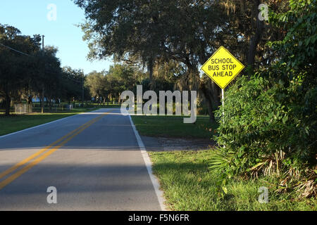 Scuola bus stop segno nelle zone rurali a Florida Foto Stock
