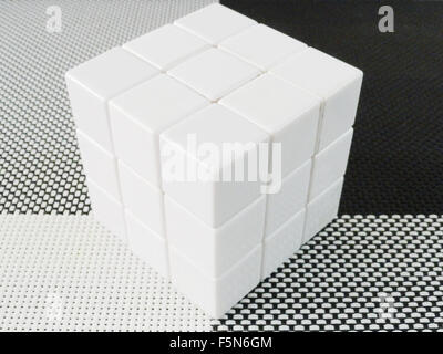 Rubik Cube bianco su nero e sfondo bianco. Foto Stock