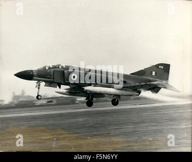 1958 - Phantom immettere R.A.F. Servizio.: Il primo Royal Air Force squadrone di fantasmi sarà formata nella primavera di quest'anno. In dotazione con il marchio FGR 2, lo squadrone sarà parte del n. 38 Gruppo, RAF supporto aria di comando, e sarà basata a RAF Coningsby linee. Introduzione del fantoccio- ben oltre un centinaio sono stati ordinati per il Royal Air Force - consentirà di aumentare la capacità di aria del supporto del comando forze tattiche. La formazione dell'equipaggio è già ben avviati al n. 228 operativa Unità di conversione a Coningsby, e non vi è stata una pressa visita oggi per vedere il fantasma in servi Foto Stock