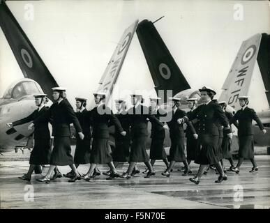 1972 - Wrens prende parte in commedia film: una parte dei membri delle donne del Royal Naval Service, visto marciando attraverso il campo di aviazione a Lee on Solent air station ieri, durante una scena per la nuova British commedia film ''ulteriore fino al torrente''. La scena chiamato per la scia di un jet a soffiare le divise off - ma il vero Wrens non sono stati utilizzati per questo - i loro posti sono stati presi da giovani modelli. © Keystone Pictures USA/ZUMAPRESS.com/Alamy Live News Foto Stock