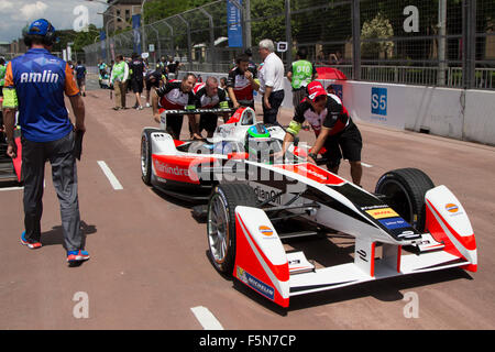 Putrajaya, Malesia - 7 Novembre 2015 : Nick Heidfeld del Team Mahindra Racing si prepara a griglia di partenza al FIA Formula-e campionato ePrix Putrajaya, Malaysia Credit: Chung Jin Mac/Alamy Live News Foto Stock