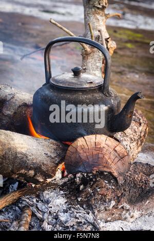 Vecchio bollitore sul fuoco in campeggio. Foto Stock