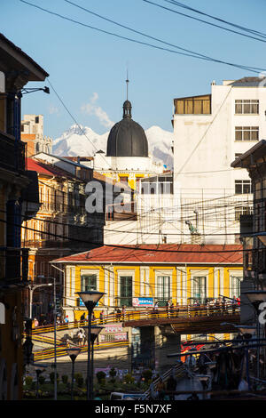 Il picco di Illimani (6343 metri) da La Paz in Bolivia. La Paz e El Alto sono criticamente a corto di acqua e probabilmente sarà la prima città capitale del mondo che dovrà essere in gran parte abbandonato a causa di mancanza di acqua. Essa si basa principalmente su acqua di disgelo glaciale dal circostante picchi andini, ma come il cambiamento climatico provoca i ghiacciai a fusione, si è rapidamente a corto di acqua. Foto Stock