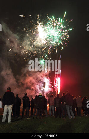 Feltham, Londra, Regno Unito. Il 6 novembre 2015. Spettatori guarda la tradizionale manifestazione annuale di 'fuochi d' artificio notte' a un display in Feltham South West London. Credito: Julia Gavin UK/Alamy Live News Foto Stock