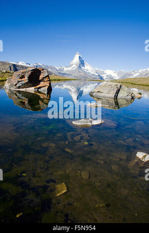 Il Stelisee nelle alpi svizzere con il Cervino nel retro Foto Stock