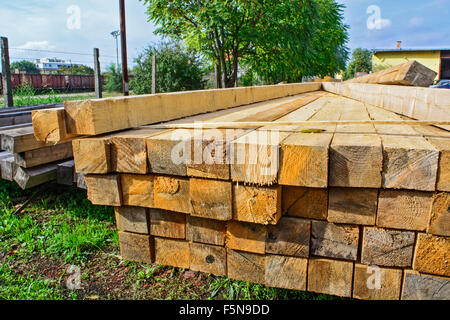 Travi di legno accatastati in magazzini. Le travi vengono utilizzati per la costruzione del tetto nella costruzione di case. Foto Stock