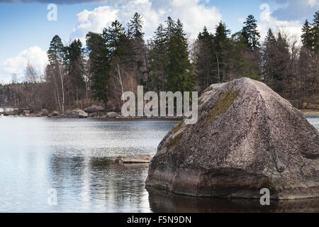 Ancora il lago il paesaggio costiero con big stone posa in acqua, Monrepo park, Vyborg Bay, Russia Foto Stock