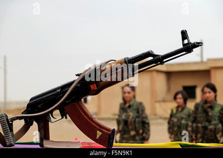 Un fucile Kalashnikov ak-47 posto su un tavolo durante il giuramento Cerimonia dei combattenti curdi delle unità di protezione delle donne YPJ In un campo di addestramento in al Hasakah o distretto di Hassakeh Nel nord della Siria Foto Stock