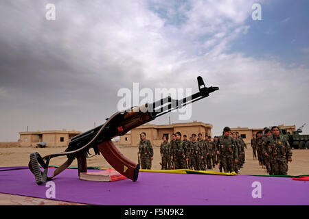 Un fucile Kalashnikov ak-47 posto su un tavolo durante il giuramento Cerimonia dei combattenti curdi delle unità di protezione delle donne YPJ In un campo di addestramento in al Hasakah o distretto di Hassakeh Nel nord della Siria Foto Stock