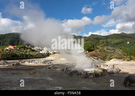 Molti geyser, di sorgenti calde e fumarole sparse nel villaggio centrale di Furnas, São Miguel, Azzorre Foto Stock