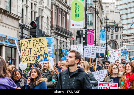 Per i medici in formazione e i lavoratori NHS dimostrando a Londra contro i cambiamenti di medici in formazione contratti. Foto Stock