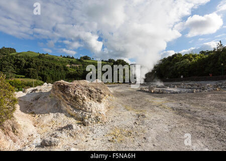 Molti geyser, di sorgenti calde e fumarole sparse nel villaggio centrale di Furnas, São Miguel, Azzorre Foto Stock