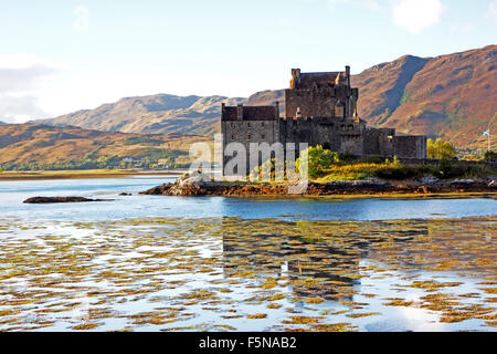 Una vista del Castello Eilean Donan da Dornie, Kyle of Lochalsh, Inverness-shire, Scotland, Regno Unito. Foto Stock