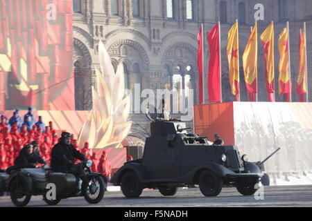 Mosca, Russia. 07 Nov, 2015. Guerra sovietica i veicoli si muovono sulla Piazza Rossa di Mosca, Russia, su nov. 7, 2015. La parata segna il 74º anniversario del corteo storico nel 1941 quando i soldati sovietici hanno marciato attraverso la Piazza Rossa verso la linea di fronte durante la Seconda Guerra Mondiale. Credito: Xinhua/Alamy Live News Foto Stock