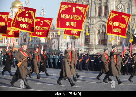 Mosca, Russia. 07 Nov, 2015. Una squadra di militari azienda standard rosso recanti i nomi delle linee di fronte alle marche la Piazza Rossa di Mosca, Russia, su Nov.7, 2015. La parata segna il 74º anniversario del corteo storico nel 1941 quando i soldati sovietici hanno marciato attraverso il quadrato rosso verso la parte anteriore linee durante la Seconda Guerra Mondiale. Credito: Xinhua/Alamy Live News Foto Stock