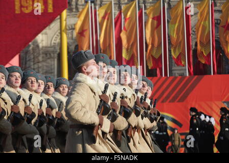 Mosca, Russia. 07 Nov, 2015. La squadra militare indossa uniformi sovietica marche sulla Piazza Rossa di Mosca, Russia, su nov. 7, 2015. La parata segna il 74º anniversario del corteo storico nel 1941 quando i soldati sovietici hanno marciato attraverso la Piazza Rossa verso la linea di fronte durante la Seconda Guerra Mondiale. Credito: Xinhua/Alamy Live News Foto Stock