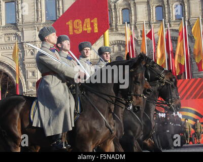 Mosca, Russia. 07 Nov, 2015. La squadra militare vestito come cavalleria sovietica marche sulla Piazza Rossa di Mosca, Russia, su Nov.7, 2015. La parata segna il 74º anniversario del corteo storico nel 1941 quando i soldati sovietici hanno marciato attraverso il quadrato rosso verso la parte anteriore linee durante la Seconda Guerra Mondiale. Credito: Xinhua/Alamy Live News Foto Stock