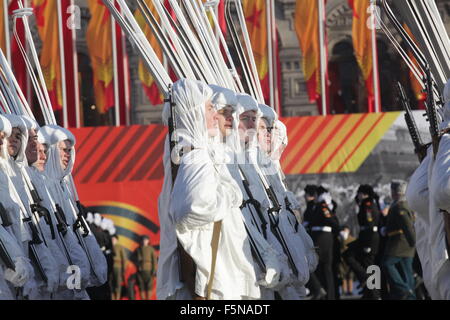 Mosca, Russia. 07 Nov, 2015. La squadra militare sovietico che indossano uniformi invernali marche sulla Piazza Rossa di Mosca, Russia, su nov. 7, 2015. La parata segna il 74º anniversario del corteo storico nel 1941 quando i soldati sovietici hanno marciato attraverso la Piazza Rossa verso la linea di fronte durante la Seconda Guerra Mondiale. Credito: Xinhua/Alamy Live News Foto Stock