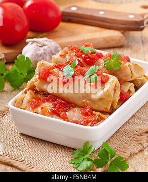 Cavolo farcito con salsa di pomodoro decorate con prezzemolo Foto Stock