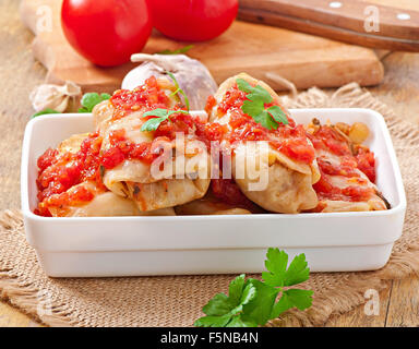 Cavolo farcito con salsa di pomodoro decorate con prezzemolo Foto Stock