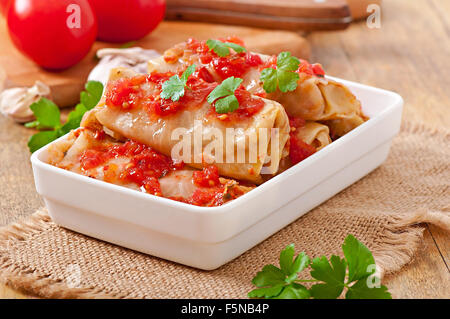 Cavolo farcito con salsa di pomodoro decorate con prezzemolo Foto Stock