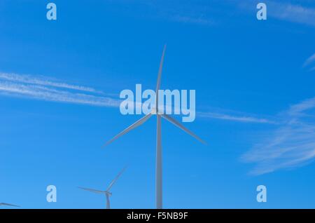 Mulini a vento sulla cima della montagna su blu soleggiata giornata invernale Foto Stock