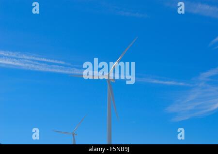 Mulini a vento sulla cima della montagna su blu soleggiata giornata invernale Foto Stock