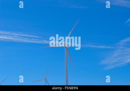 Mulini a vento sulla cima della montagna su blu soleggiata giornata invernale Foto Stock