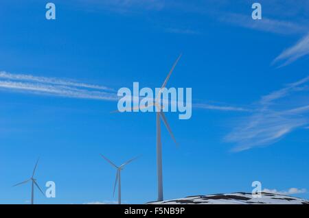 Mulini a vento sulla cima della montagna su blu soleggiata giornata invernale Foto Stock