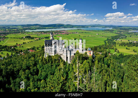 Germania: Bird occhio la vista del famoso castello e palazzo "" di Neuschwanstein in Baviera Foto Stock