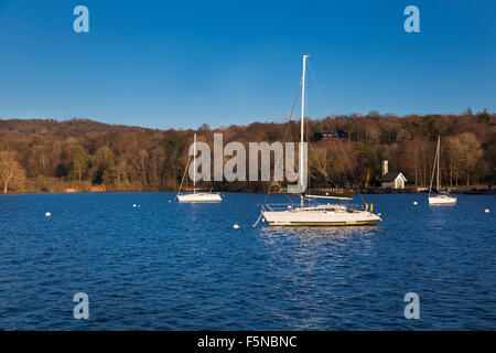 Barca a vela sul Lago Windemere in mattina presto - Cumbria, Inghilterra Foto Stock