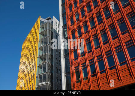 Vivacemente colorato Ufficio blocchi presso il Central St Giles Londra in cui Google ha i suoi uffici Foto Stock